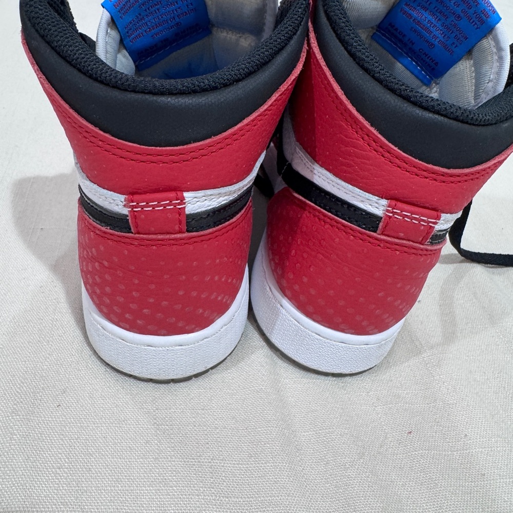 Jordan 1 Retro High
Spider-Man Origin Story (GS) - Picture 5 of 8